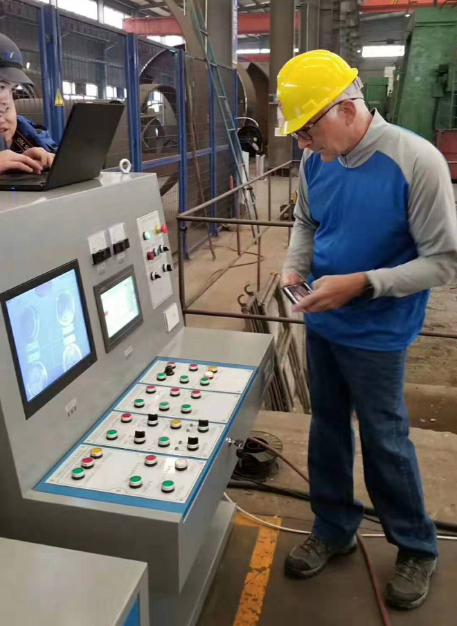 掘顺机械公司德国工程师认真试验新型顶管机