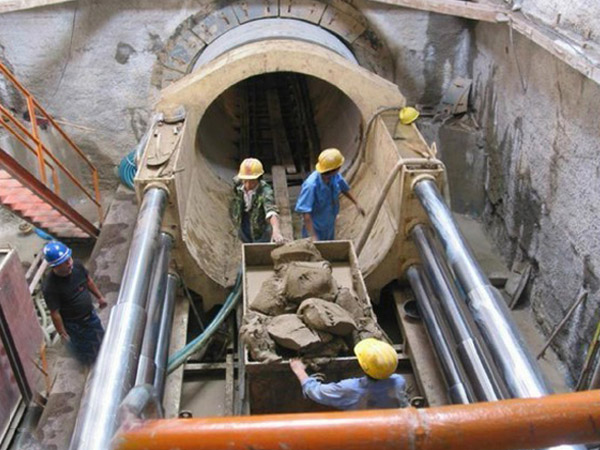 郑州土压平衡顶管机下穿市政道路施工