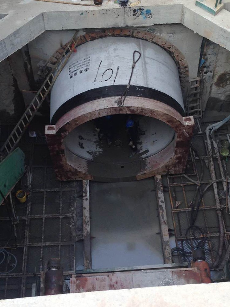 3米5电力隧道工程泥水平衡顶管机施工现场.jpg