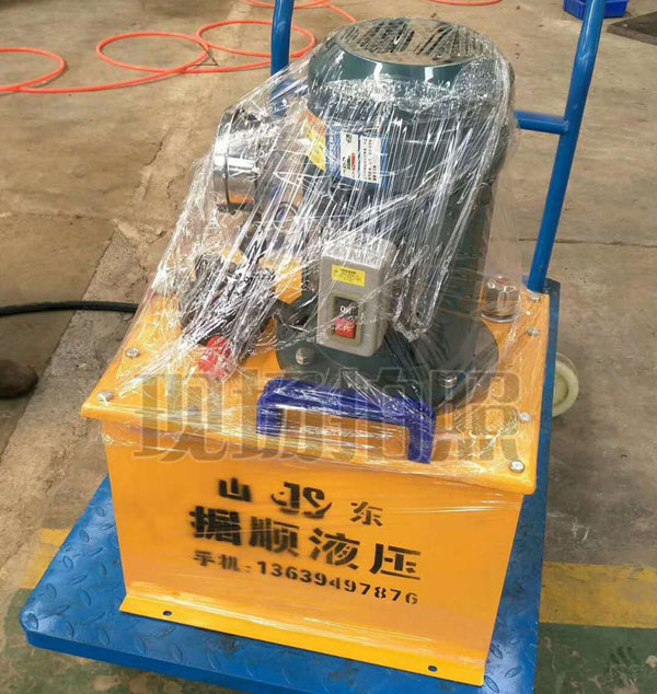 打好包装的千斤顶和液压泵发货啦